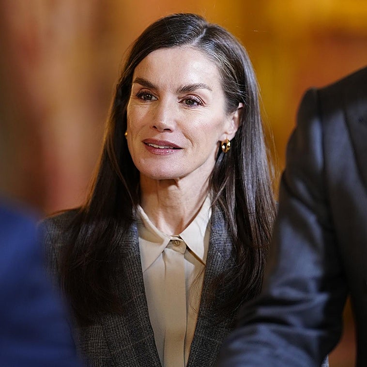 La reina Letizia rescata su traje gris de cuadros más elegante de Hugo Boss para la reunión con la Fundación Princesa de Girona